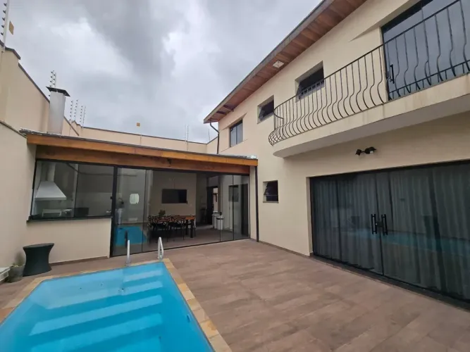 Sobrado em Condomínio para venda com piscina em Vila das Jabuticabeiras - Taubaté - SP