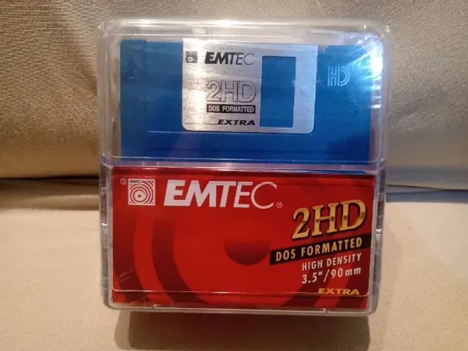 Caixa com 10 disquetes Emtec Lacrada