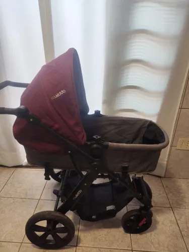 Carrinho de bebê e bebê conforto