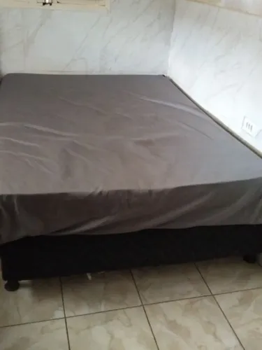 Cama box de casal, base da cama + colchão.