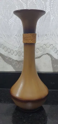 Vaso de Ceramica medindo 37,5 de A X 16 L