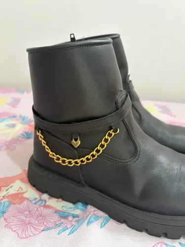 BOTA SEMI NOVA NÚMERO 33