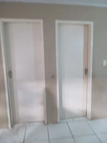 VENDO 2 PORTAS DE 70 MONTADAS DUAS PORTAS JA COM O CAXAO E FECHADURAS JA FORAM RETIRADAS