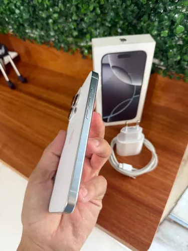 IPhone 16 Pro C/ caixa e cabo original