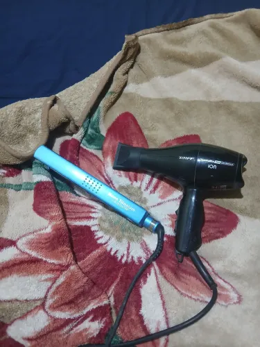 Vendo um secador da Taiff novo por 150 reais e uma prancha Nano titânio por 150 também 