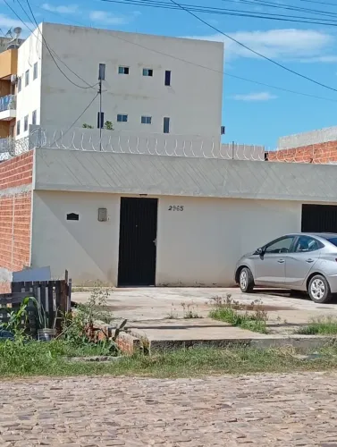 Vende-se ótima casa no bairro DNER (atrás do colégio Machado de Assis) pode ser financiada