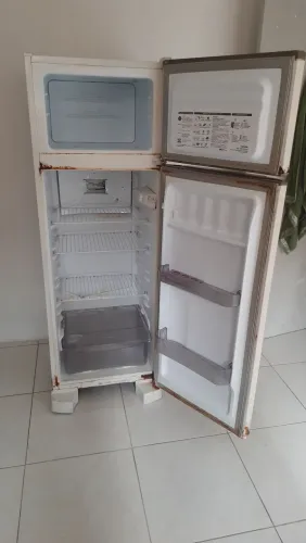 Vende - se geladeira não funciona