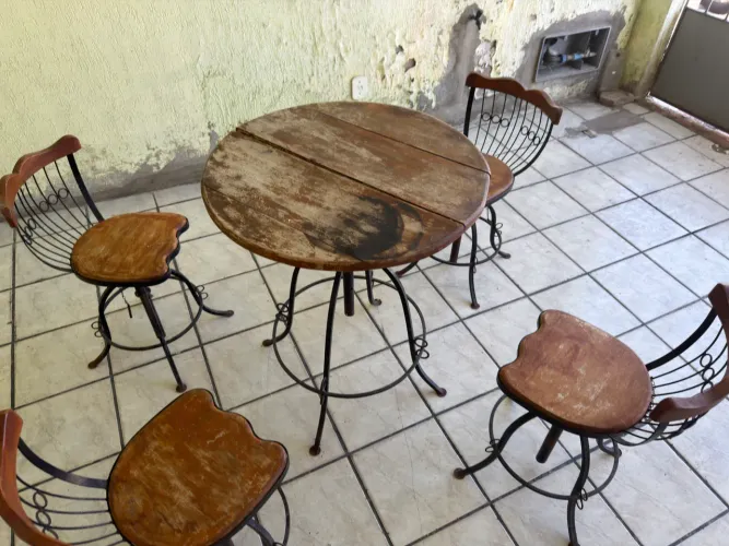 Conjunto Mesa Bistrô Alta com 4 Cadeiras Giratórias de Ferro e Madeira