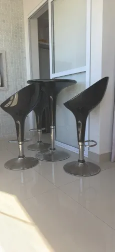 Mesa Alta com 3 cadeiras em ABS