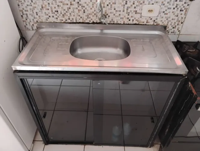 Vendo uma pia 1m x 50cm com blindex R$400