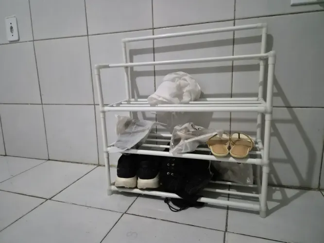 Sapateira metálica branca