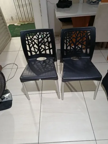 Vendo duas cadeiras de mesa de cozinha em boas condições,