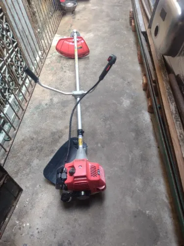 Roçadeira Toyama Tbc43x a gasolina de 2 tempos