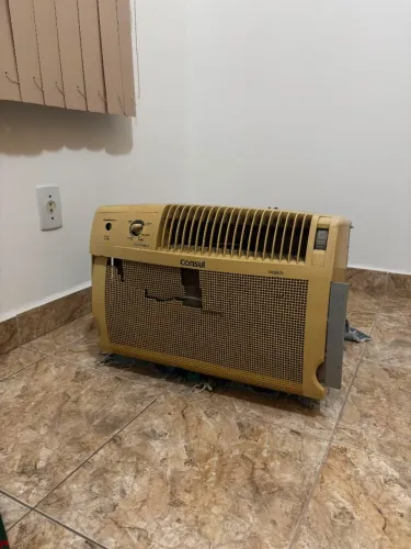 Ar condicionado consul 7500 btus <br>Funcionando perfeitamente com avaria na frente <br>R$: 500
