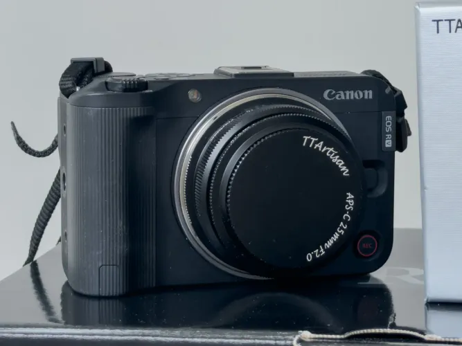 Cânon R50v + 25mm