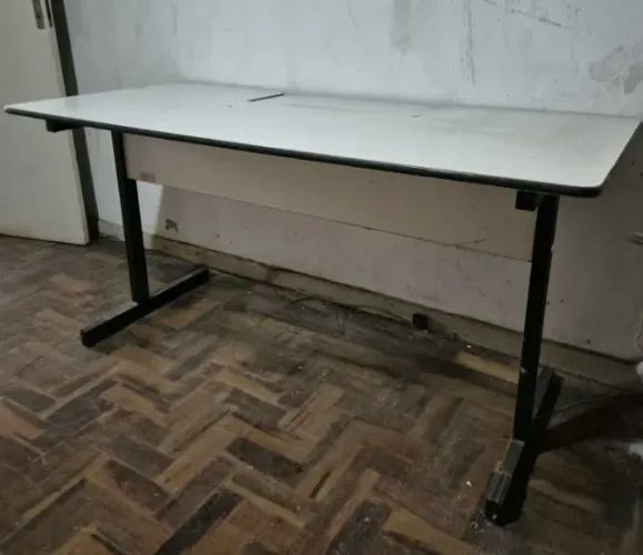 Mesa de trabalho compensado usada