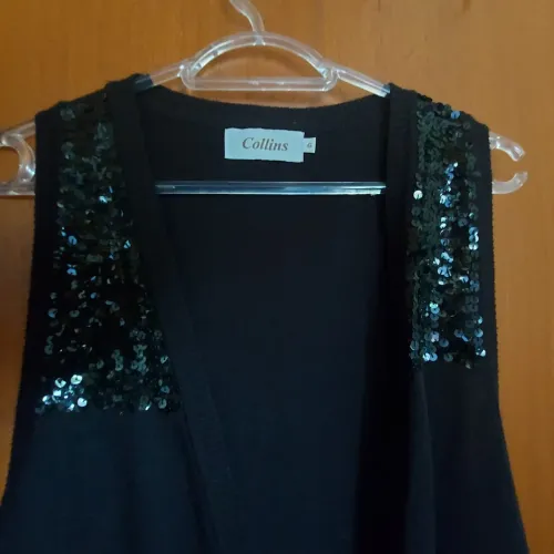 colete preto, alongado, tricôzinho, detalhe em lantejoulas. marca collins, g