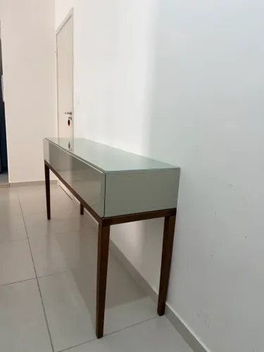 Aparador de sala com tampo de vidro e duas gavetas