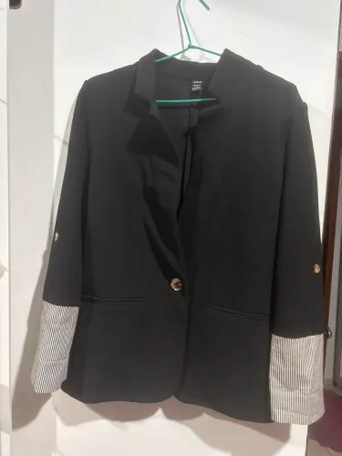 Blazer preto com detalhe na manga