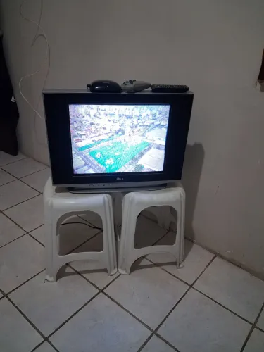 VENDO TV DE TUBO DA MARCA LG...ACOMPANHA  O CONVERSOR COM  A ANTENA E OS DOIS CONTROLES.