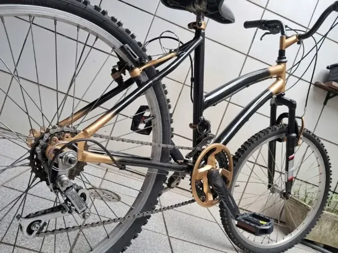 Bicicleta Caloi Black Gold aro 24, quadro em chromoly, com 21marchas e freios v brake, pne