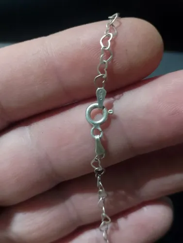 Linda pulseira de prata. Em formato de coração