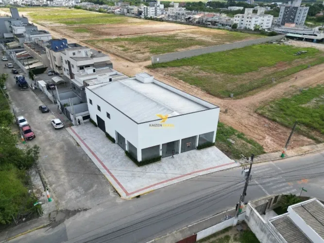 Amplo Galpão Comercial para locação - Bairro Santa Regina, Camboriú - SC