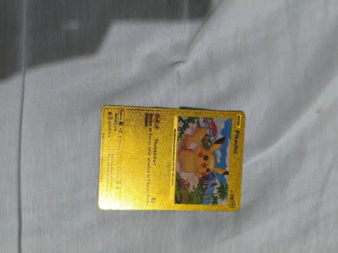 Duas cartas pokémon Gold foil Pikachu