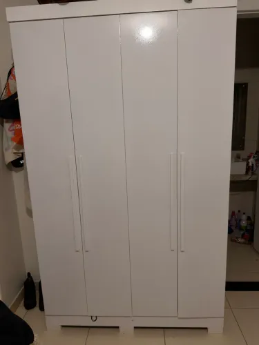 Vendo guarda-roupa branco, espaçoso e bem conservado.