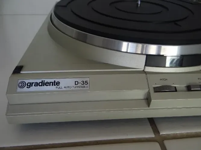 Toca disco Gradiente D-35