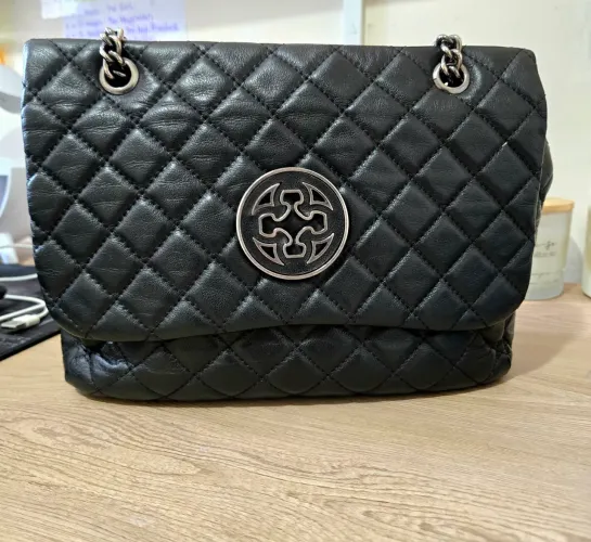 BOLSA PRETA DE COURO MATELASSÊ CORRENTE GRAFITE OLIVIA