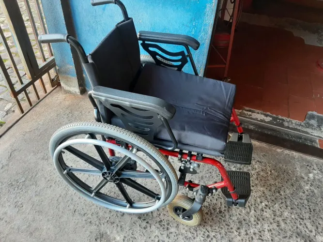 Cadeira de rodas manual Freedom Plus semi nova mesmo.