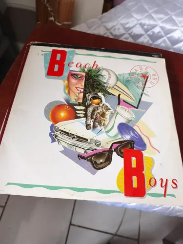 The Beach Boys (Capa com arte estilo colagem pop dos anos 80/90)