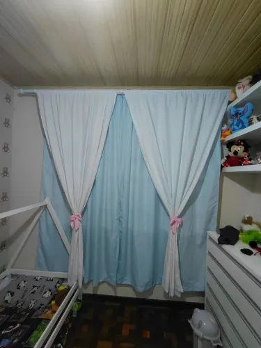 Cortina Infantil Delicada com Laços - Branco e Azul ?