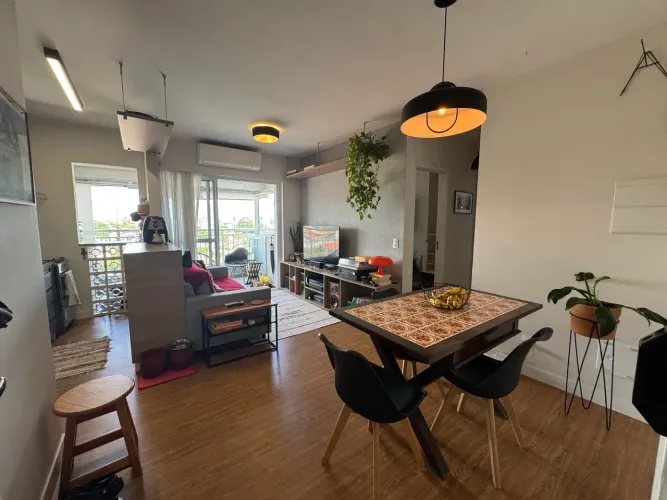 Apto todo reformado p/ venda c/ 60 m² - 2 quartos sendo 1 suíte e 1 vaga livre e fixa - Vi