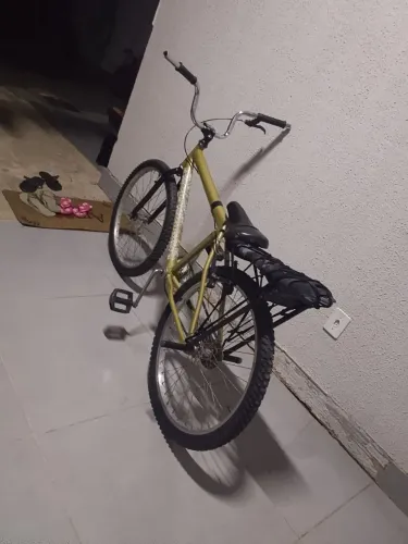 Vendo bicicleta aro 24. Montadinha com banco Cairu garupa redinha guidão de moto e freios