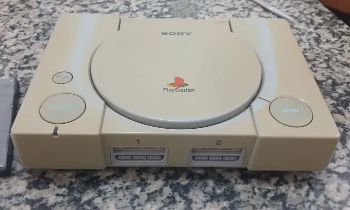 PlayStation 1 + 2 memory cards + Jogos Originais