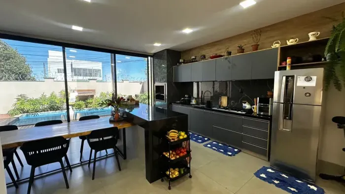 Casa de Condomínio à venda na Zona Sul de Uberlândia, com 3 suítes, piscina, planejados de