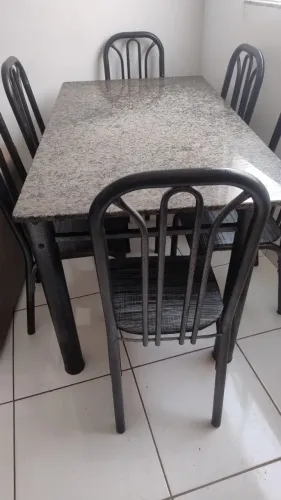 Vendo mesa com 6 cadeiras