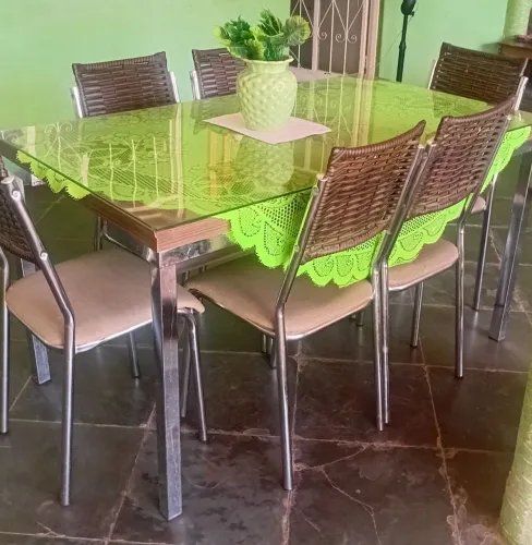 uma mesa com 6 cadeiras