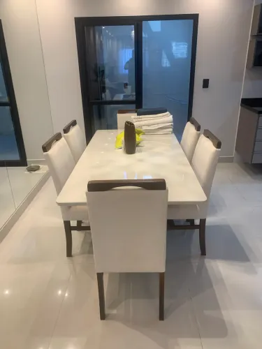 Vendo mesa de jantar 6 cadeiras de madeira maciça