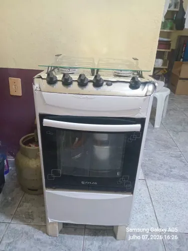 Fogão quatro bocas.