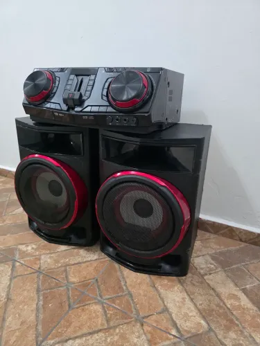 Mini System LG XBoom CJ87 1800W RMS - Com Mesa de DJ Integrada e Bluetooth