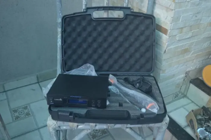 sistema de microfone sem fio da marca Lyco, modelo UH-96