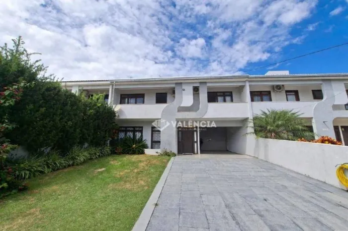 Sobrado com Energia Solar no Bairro Tropical 1 Suíte, 3 Quartos e Edícula