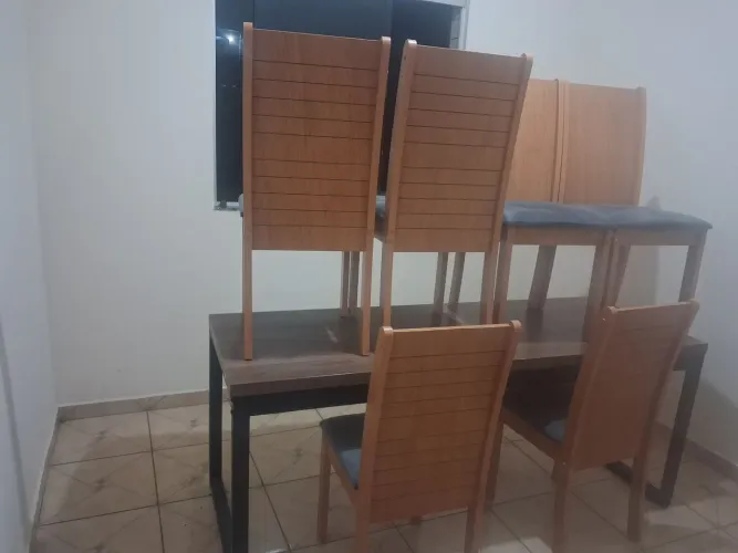 Mesa com 6 cadeiras