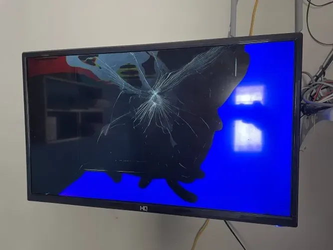 TV HQ 32 polegadas com defeito na tela para retirada de peças sucata
