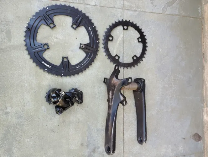 Vendo, pé de vela Shimano 11v com duas coroas zeradas 39/53 e câmbio traseiro Shimano 11v.
