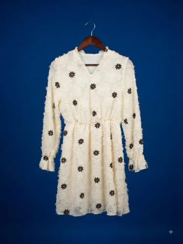 Vestido Midi Branco Texturizado com Estampa de Margaridas e Mangas Longas