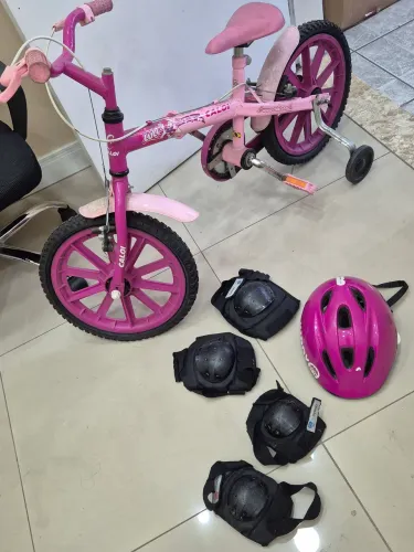 Bicicleta e kit protetor : capacete, joelheira e cotoveleira